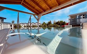 Biale Domki Paula Rewal - Domki z klimatyzacja, w obiekcie Jacuzzi i darmowe Wifi!